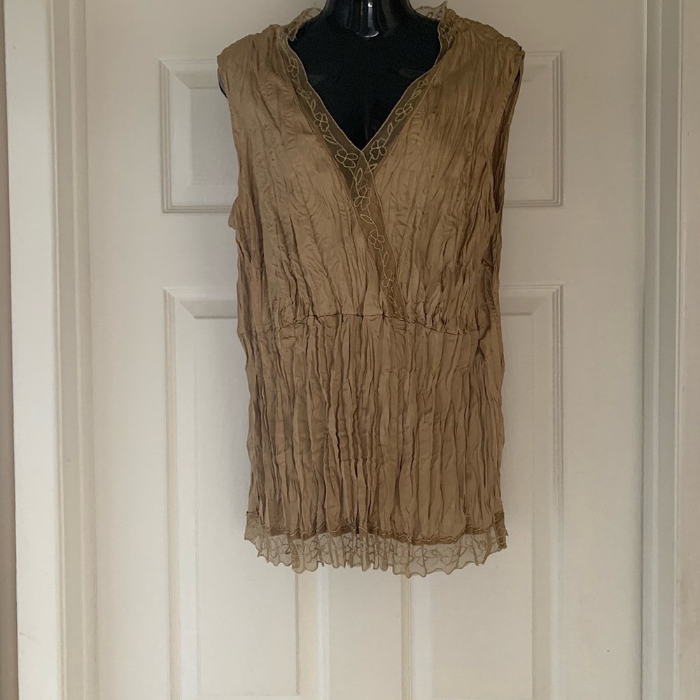 🌸 HOST PICK 🌸NWOT Gold Lace Trimmed Crinkle Sleeveless Top